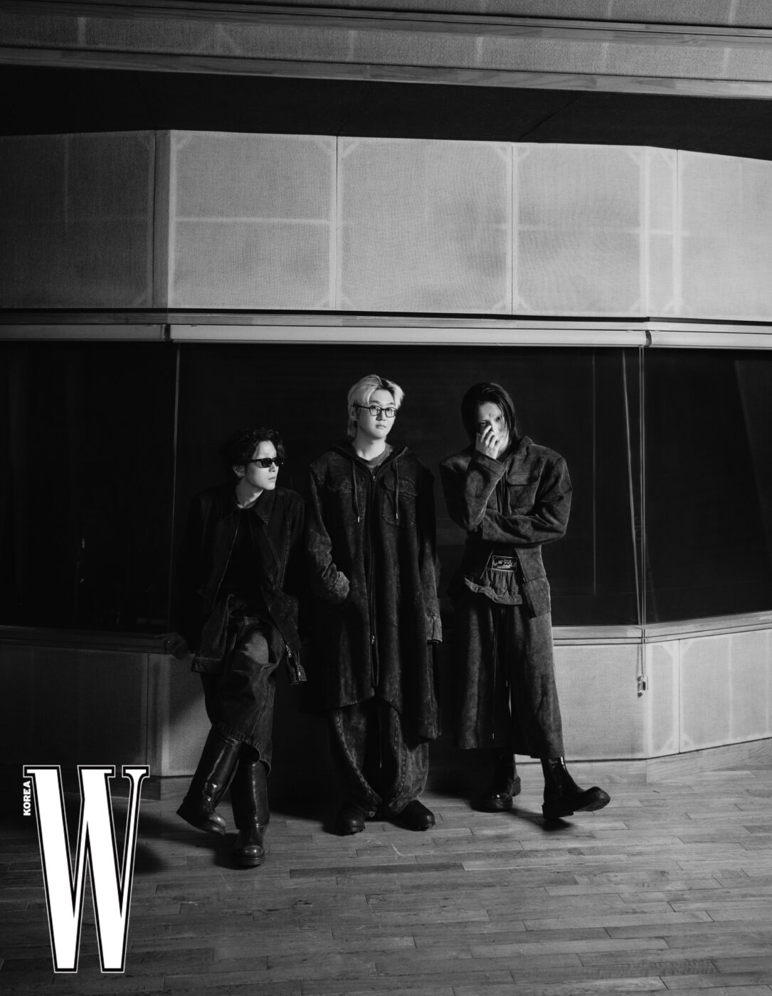 웨이브 투 어스 멤버들의 흑백 화보 사진