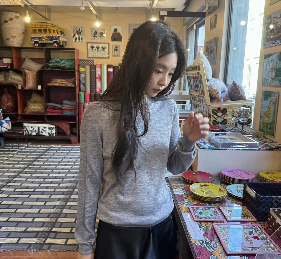 제니 스타일 회색 니트 컬러 조합