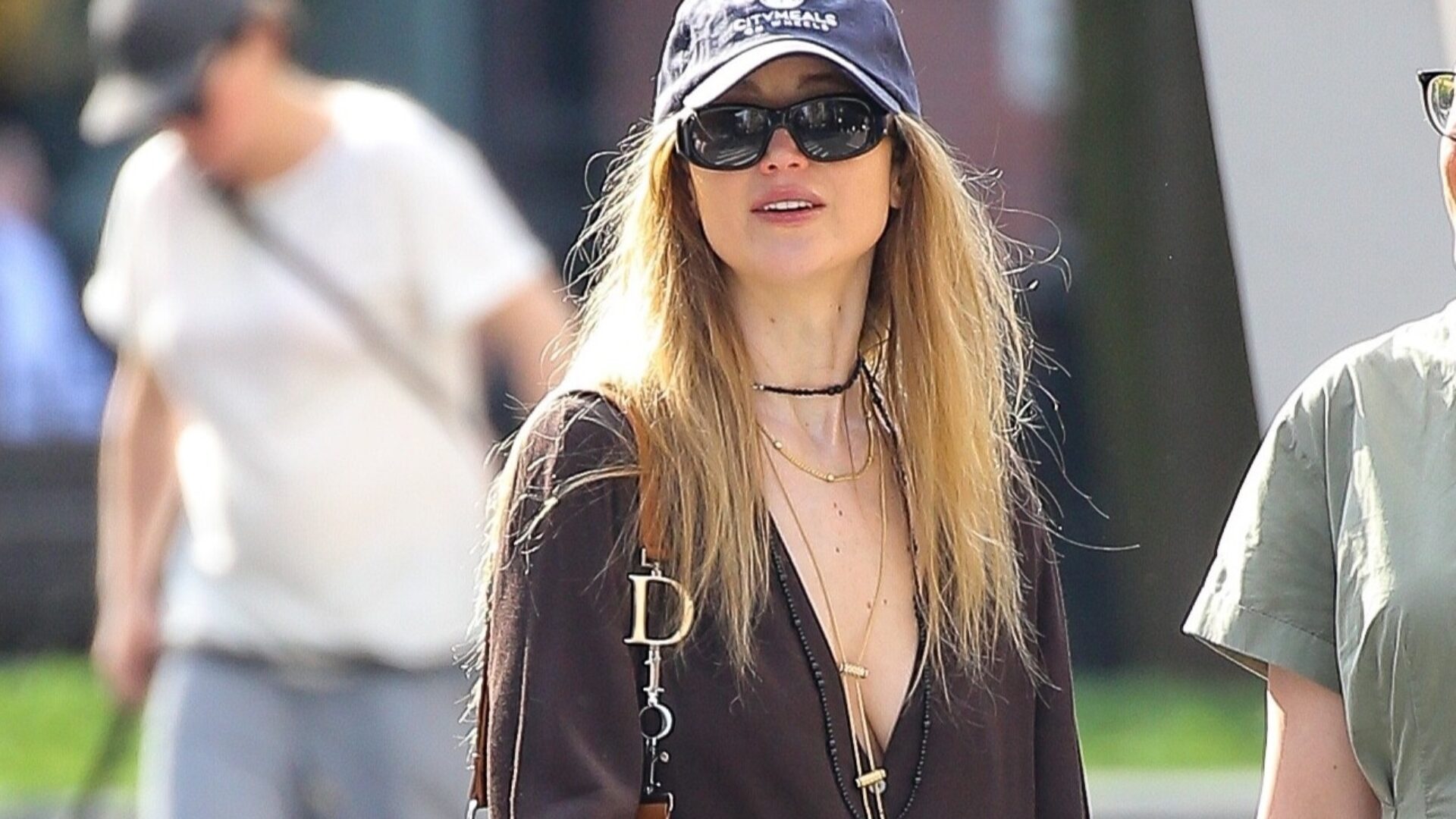 제니퍼 로렌스 초여름 필수 아이템 관련 이미지